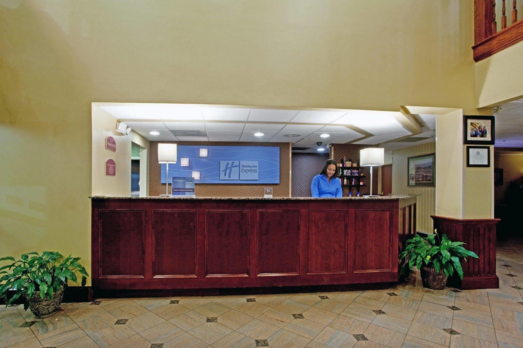 Holiday Inn Express & Suites Charlotte Arpt-Belmont By Ihg Exterior foto