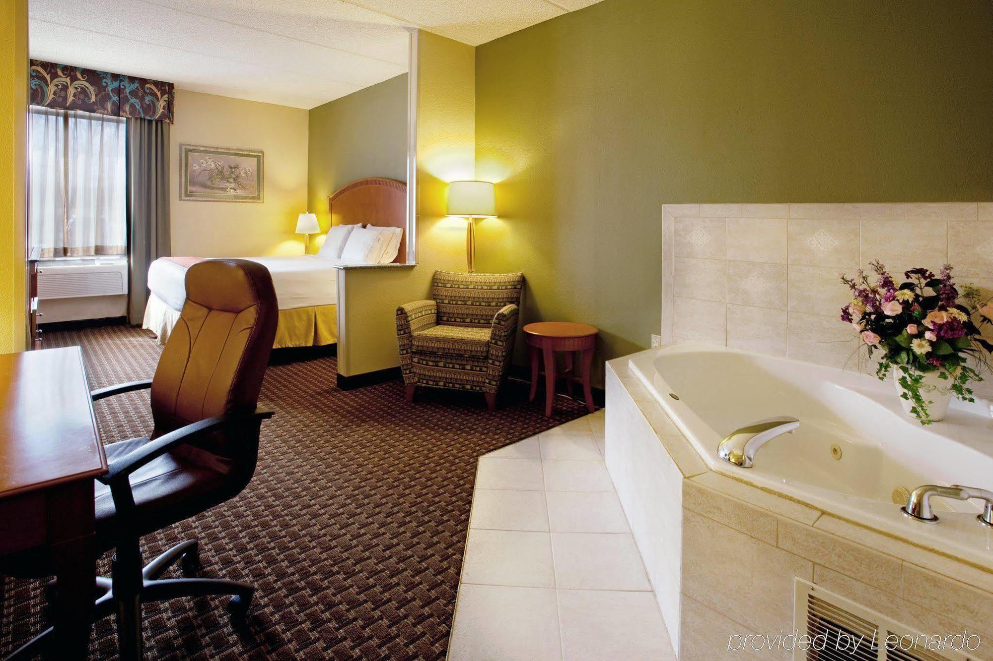 Holiday Inn Express & Suites Charlotte Arpt-Belmont By Ihg Zimmer foto